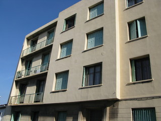 Immeuble clair, Marseille. Ciel bleu, France.