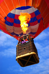 Naklejka premium Colorful hot air balloon with bright burning flame