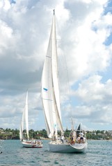 bâteau sous les nuages