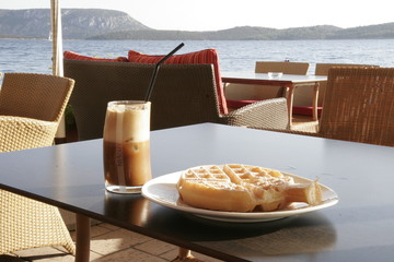 Frappè mit Waffel