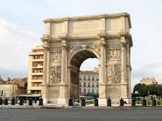 Fototapeta na wymiar Arc de Triomphe i Porte d'Aix, Marseille. Francja.
