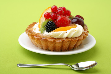 Cake with fresh fruits.