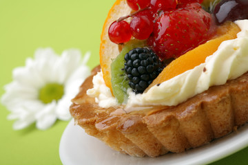 Cake with fresh fruits.