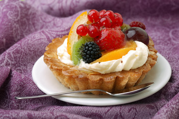 Cake with fresh fruits.
