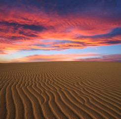 Fototapeta na wymiar coucher de soleil sur le désert du maroc