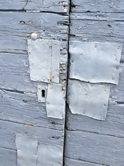 Vielle porte grise usée.