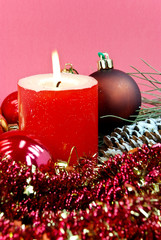 silvester-weihnachts-dekoration mit tannenzapfen,kugeln