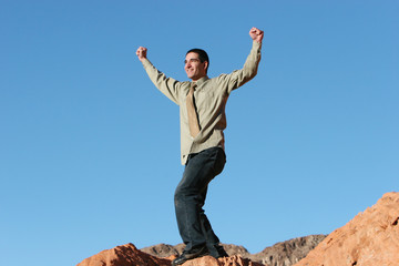 Obraz premium Young successful businessman posing outdoors