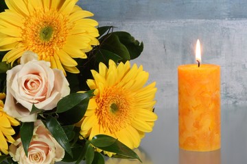 Blumengesteck mit Kerze