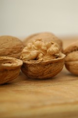 Waln&uuml;sse, eine ge&ouml;ffnet