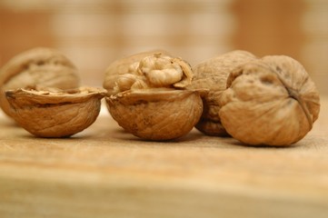 Walnüsse, eine geöffnet