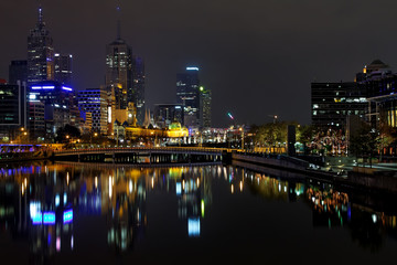 Fototapeta na wymiar Melbourne w nocy, rzeki Yarra