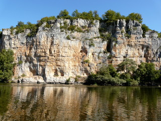 falaise & barrage sur le Lot
