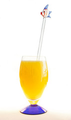 Verre de jus d'orange et son touilleur
