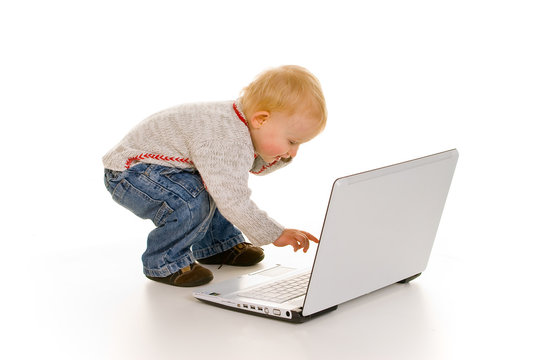 Baby spielt mit einem Laptop