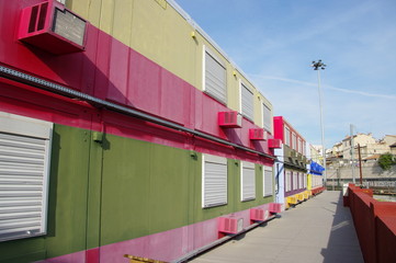 Batiments préfabriqués alignés au soleil, Marseille, France.