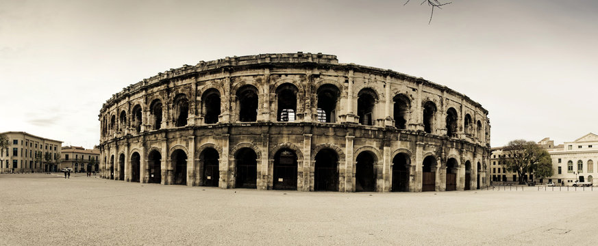 Les ar&egrave;nes de N&icirc;mes
