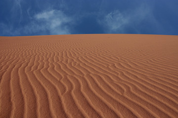 vent et dessin sur le sable du désert à l'aube