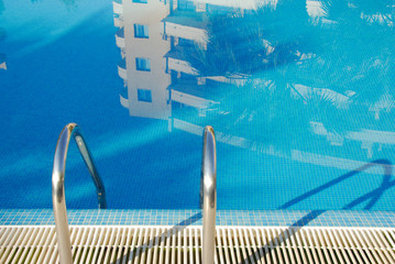 Swimmingpool mit Wasserspiegelung