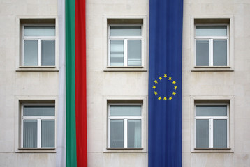 Fototapeta na wymiar Flagi Unii Europejskiej i Bułgaria na ścianie