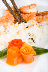 Gebratene Garnelen mit Gemüserosen