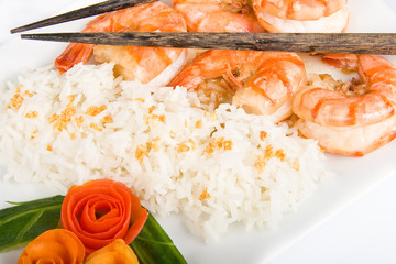 Gebratene Garnelen mit Gemüserosen