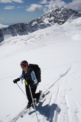 Fototapeta na wymiar Skieuse devant le Mont Bégo