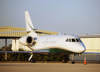 Fototapeta na wymiar Luksusowych podróży w drodze prywatnej samolotu odrzutowego