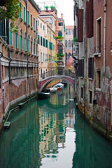 Obraz na płótnie Canvas Ładny most nad kanałem w Wenecji, Włochy