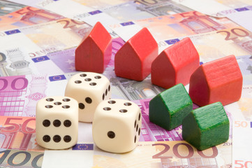 Würfel und Hausmodelle auf Euro-Geldscheinen