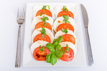 Mozzarellascheiben mit Tomate