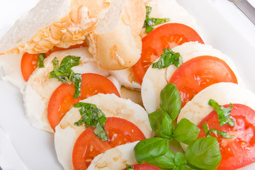 Mozzarellascheiben mit Tomate