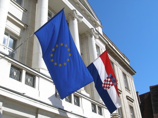 fahne von kroatien und europa vor parlament