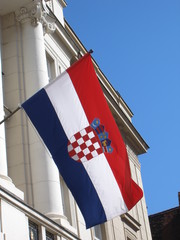 fahne von kroatien vor parlament