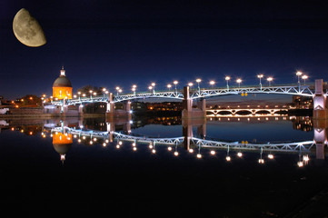 lever de lune sur le pont saint pierre à Toulouse