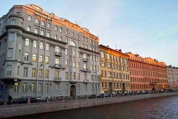 Obraz premium Old buildings on the river quay in Saint Petersburg