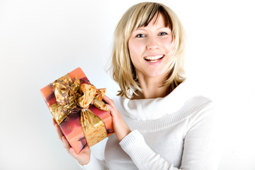 frau mit geschenk