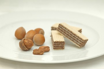 Haselnusswaffeln und Haselnüsse