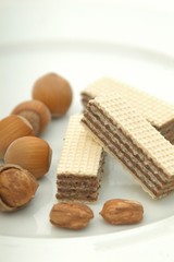 Haselnusswaffeln und Haselnüsse