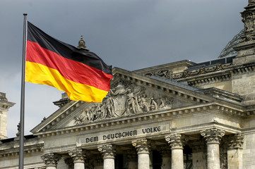 Obraz premium Flaga przed Reichstagiem w Berlinie
