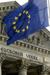 Fahne vor dem Reichstag in Berlin