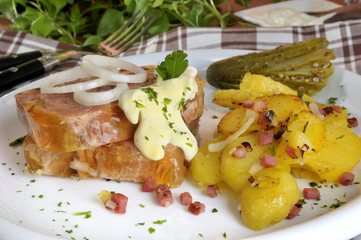 Sauerfleisch mit Bratkartoffeln