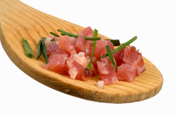 Gewürfelter Schinken-Speck auf einem Holzlöffel