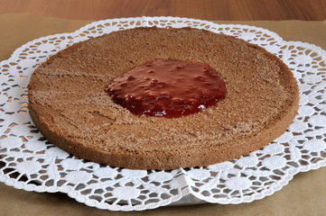 Tortenboden und Marmelade