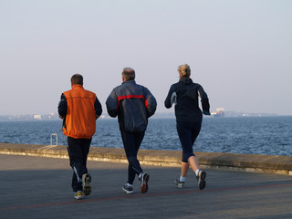 Jogger am Wasser © Uwe Lütjohann