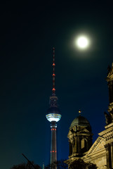 Fernsehturm hinter dem Berliner Dom