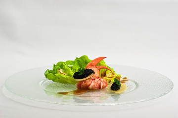 Hummer und Forellenkaviar mit Kopfsalat