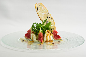 Büffelmozzarrella mit Feige und Rucola