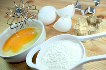 backen: mehl, eier, ausstechform, schneebesen