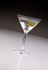 Martini mit Olive vor Verlauf